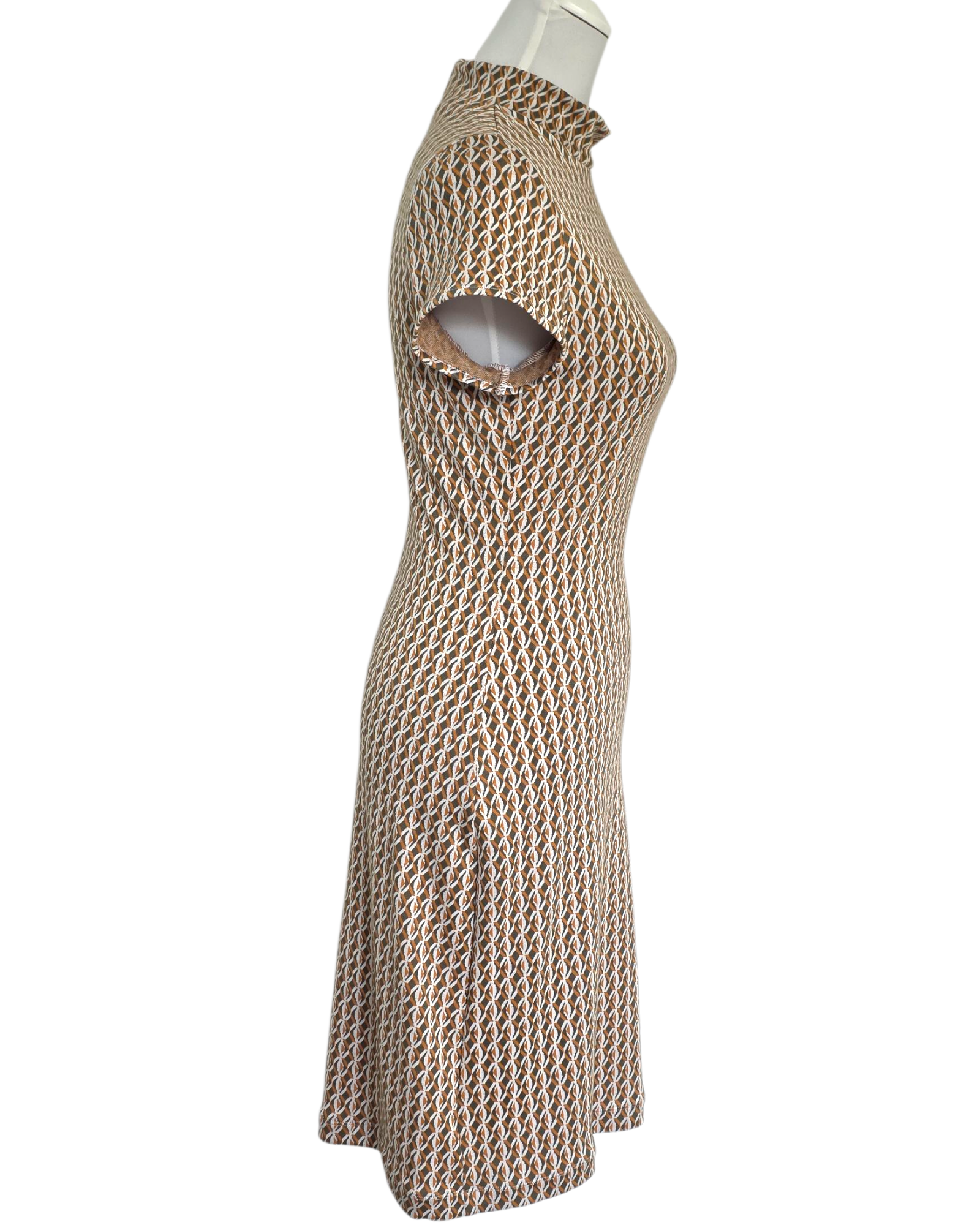 Modisches Kleid Mireille aus Jacquardstrick mit taillierter Passform und elegantem Stehkragen, inspiriert vom Vintage-Design