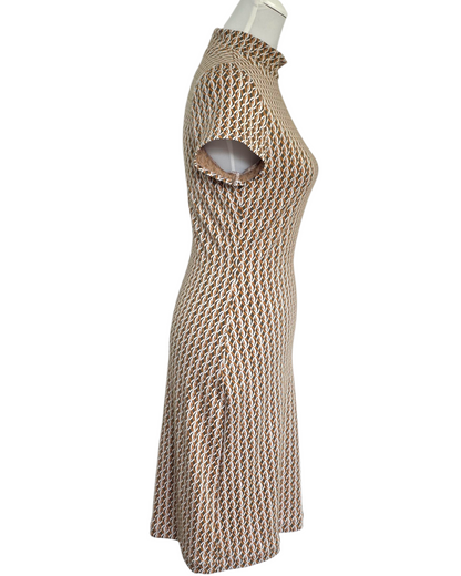 Modisches Kleid Mireille aus Jacquardstrick mit taillierter Passform und elegantem Stehkragen, inspiriert vom Vintage-Design