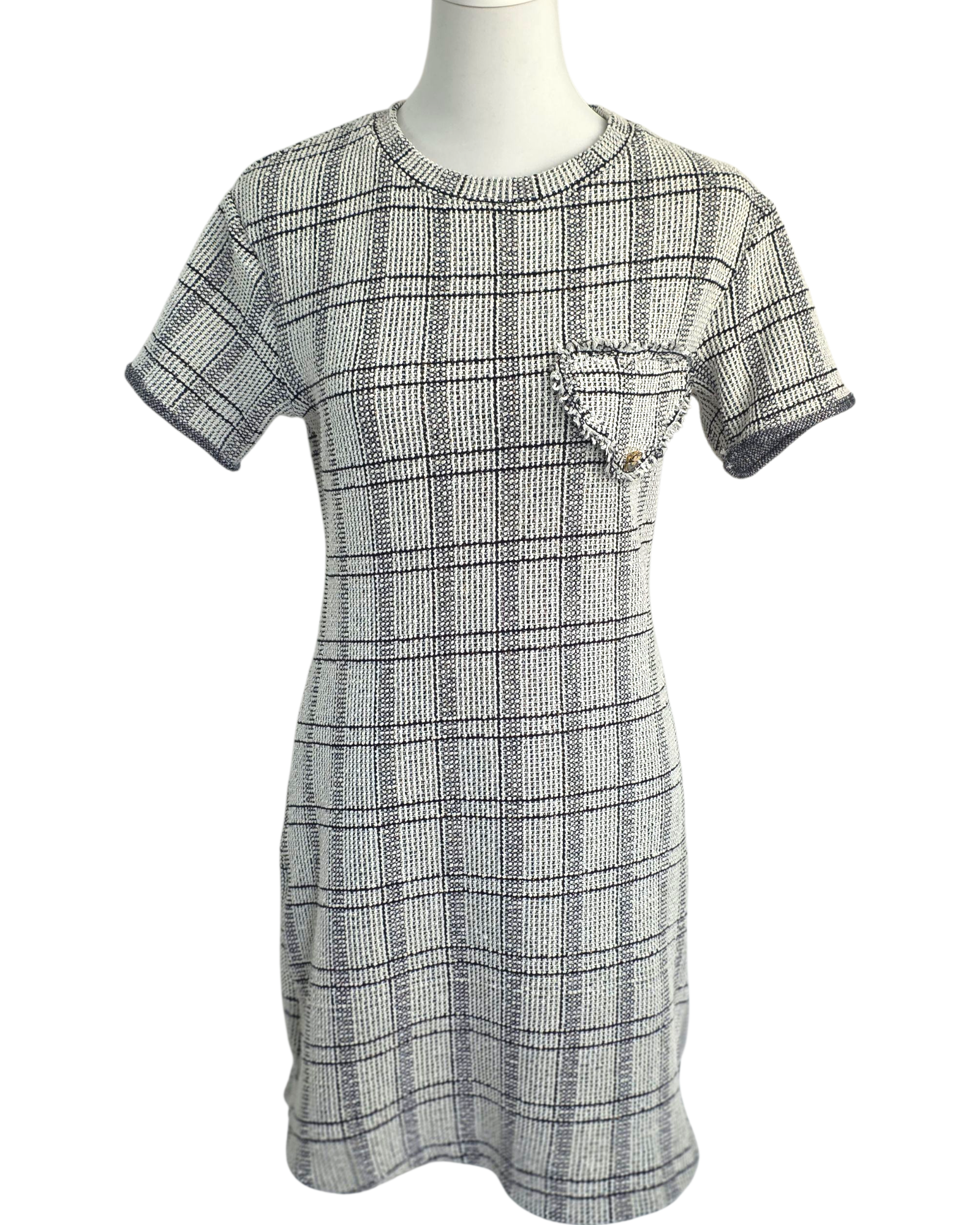 Kleid Jour Léger in Schwarz-Weiß mit Karo-Muster, Jacquard-Strick mit goldenen Fäden, Ziertasche mit Goldknopf, locker geschnitten