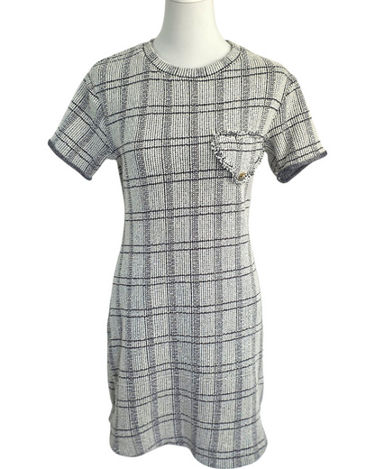 Kleid Jour Léger in Schwarz-Weiß mit Karo-Muster, Jacquard-Strick mit goldenen Fäden, Ziertasche mit Goldknopf, locker geschnitten