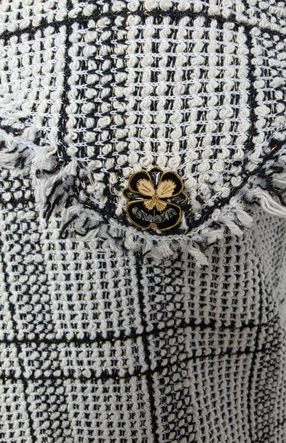 Detailansicht der Ziertasche mit Fransen und goldfarbenem Knopf am Kleid Jour Léger aus Jacquard-Strick