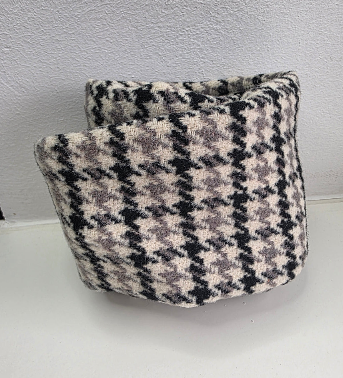 Detailansicht des handgemachten Winter-Drahthaarbands in Silber Schwarz Weiß